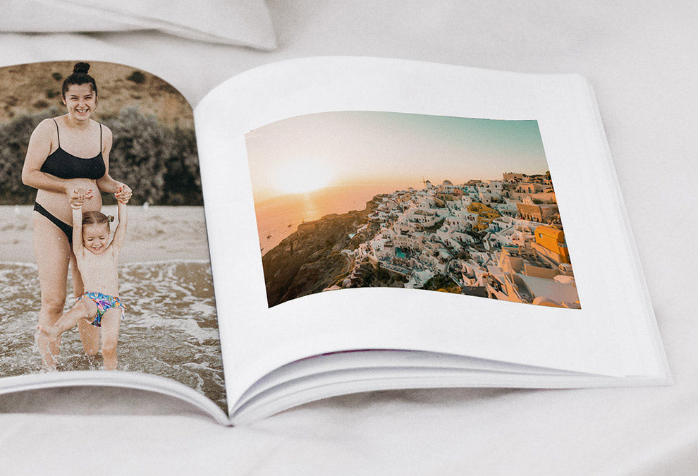 Fotobuch A4 offene Landschaft mit einem Foto einer schwangeren Frau mit einem kleinen Mädchen und einem Foto einer Urlaubslandschaft