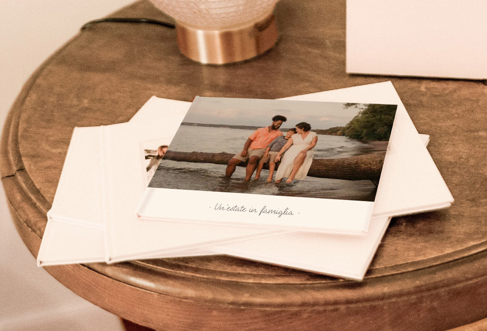 Album foto personalizzato con copertina di una foto di famiglia in spiaggia e testo 'Un'estate in famiglia'.