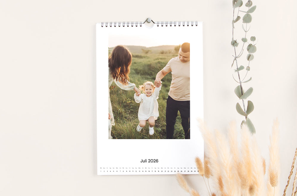 Personalisierter Wandfotokalender mit einer Kalenderseite, die ein Familienfoto im Freien zeigt