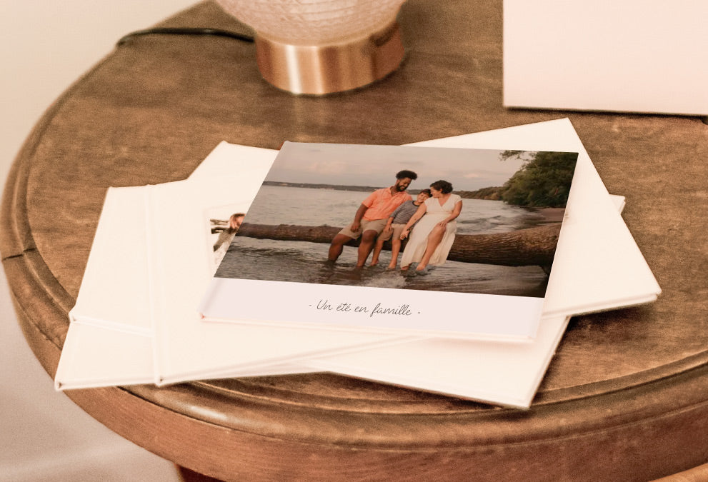 Album photo personnalisé avec une couverture photo de famille à la plage, avec le texte "Un été en famille".