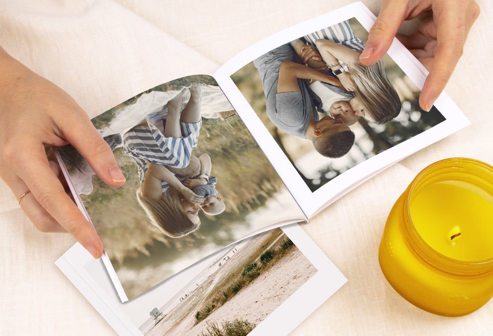 Offenes quadratisches Mini-Fotoalbum mit den Fotos einer Familie.